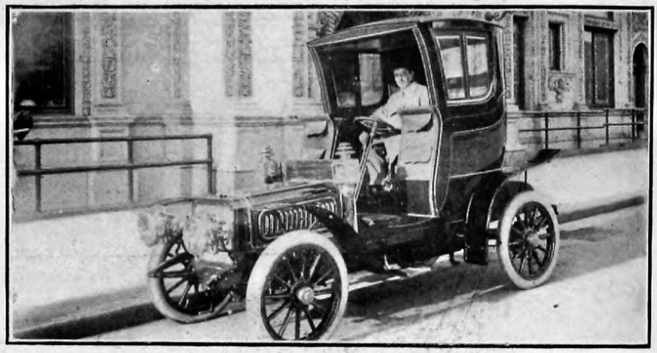 1905 年式 Decauville 12-16 汽车，Royce 正是从这台车的法国原型起步
