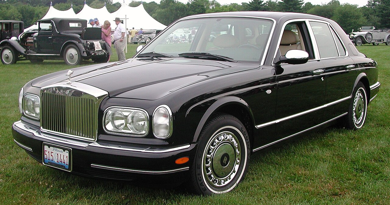 1998 年 Rolls-Royce Silver Seraph 侧面全景，黑色车身，镀铬中网和经典 RR 轮毂