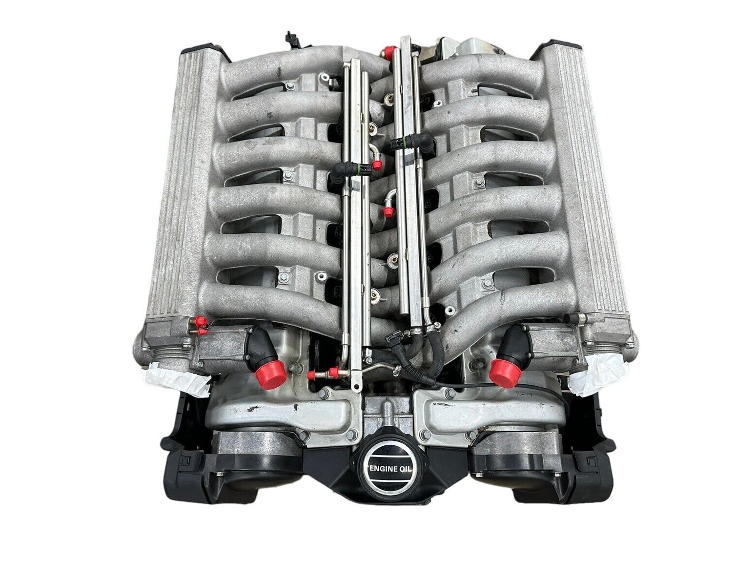 BMW M73TUB54 V12 引擎银色缸体特写，铝合金结构，五个红色气门室盖密封垫