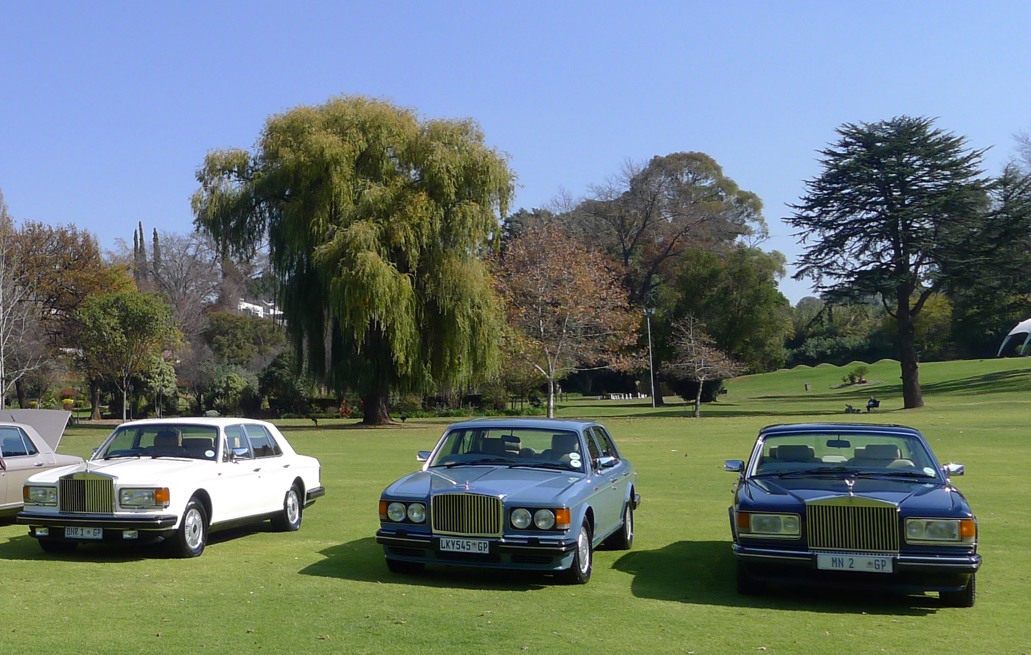 1980 年代 Rolls-Royce Silver Spirit 与 Bentley Mulsanne，两台共享 SZ 平台的姊妹车